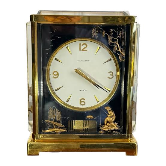 Pendule Atmos Jaeger-LeCoultre en laiton doré, balancier annulaire de torsion visible sous sa cloche de verre
