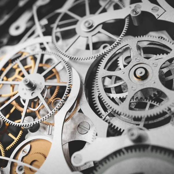 Montre automatique de luxe ouverte sur l'établi d'un horloger pour une révision complète du mouvement
